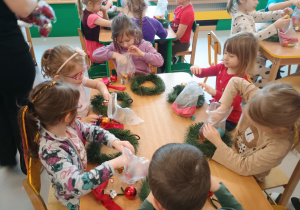 Dzieci ozdabiają świąteczne wianki