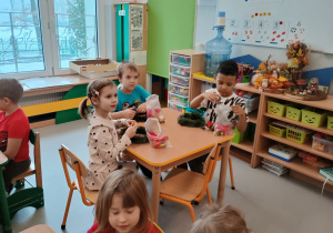 Dzieci ozdabiają świąteczne wianki