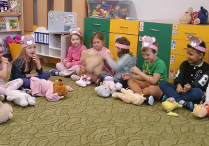 Dzieci bawią się misiami