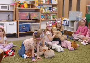 Dzieci bawią się misiami