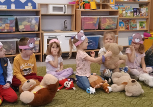 Dzieci bawią się misiami