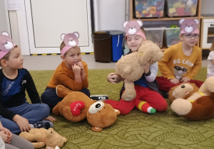 Dzieci bawią się misiami