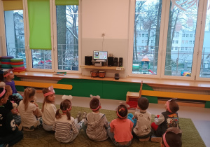 Dzieci oglądają film edukacyjny