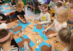 Dzieci wykonują misie z papieru