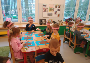 Dzieci wykonują misie z papieru