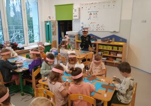 Dzieci wykonują misie z papieru