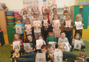 Dzieci z napisem ,,Dzień Misia"