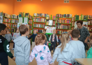 Dzieci bawią się w dawne zabawy