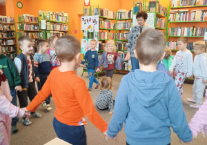 Dzieci bawią się w dawne zabawy