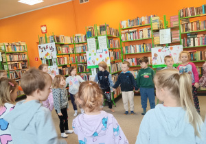 Dzieci bawią się w dawne zabawy