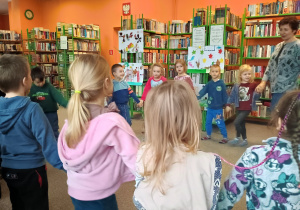 Dzieci bawią się w dawne zabawy