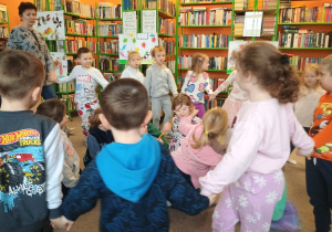 Dzieci bawią się w dawne zabawy