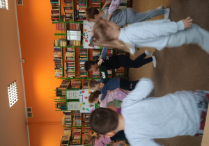 Dzieci bawią się w pociąg