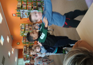 Dzieci bawią się w pociąg