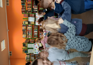 Dzieci bawią się w pociąg