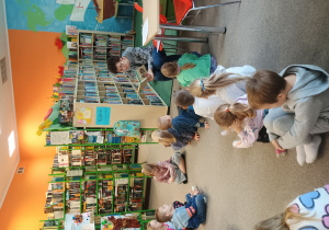 Dzieci słuchają opowiadania o rodzinie Scheiblerów