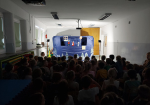 Dzieci oglądają przedstawienie