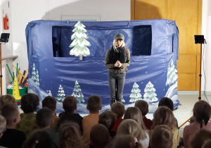 Leśniczy uczący dzieci jak należy się ubierać zimą
