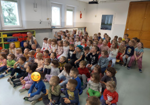 Dzieci słuchają świątecznych utworów