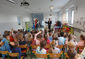 Dzieci odpowiadają na pytania dotyczące klarnetu