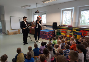 Dzieci wsłuchują się w brzmienie instrumentu