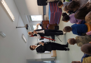 Dzieci słuchają opowiadania o Klarci