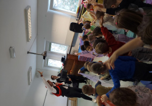 Dzieci pokazują dynamikę za pomocą całego ciała