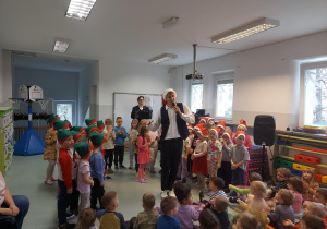 Dzieci podzielone na elfy i Mikołaje