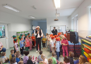 Dzieci wystukują rytm w świątecznych piosenkach