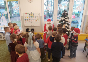 Dzieci ze św. Mikołajem