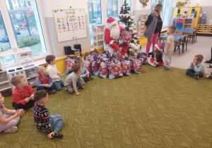 Dzieci czekają na prezenty od św. Mikołaja