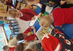 Dzieci z klockami LEGO