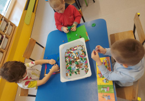 Dzieci ze specjalnym prezentem dla naszej grupy