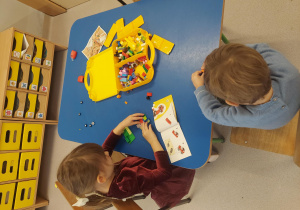 Dzieci tworzą konstrukcje z klocków