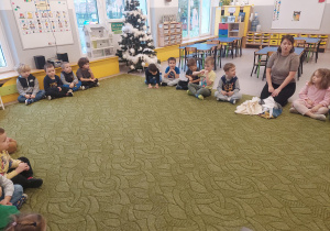 Dzieci słuchają o właściwościach bawełny