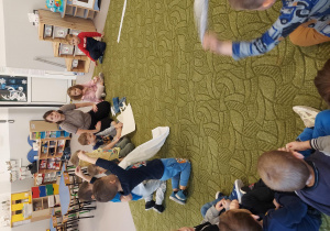 Dzieci oglądają różne materiały