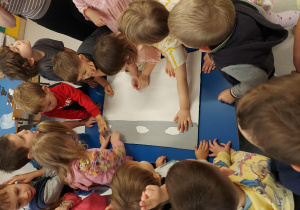 Dzieci tworzą obraz Księżego Młyna