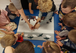 Dzieci wspólnie tworzą obraz