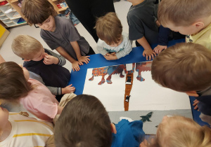 Dzieci układają materiałowe elementy