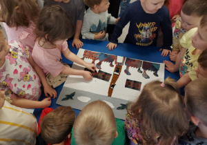 Dzieci tworzą budowle na Księżym Młynie