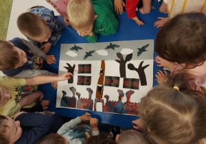 Dzieci kończą swój obraz