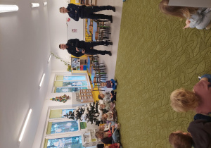 Dzieci słuchają Panów Policjantów