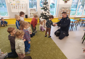 Dzieci przymierzają kajdanki