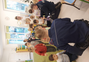 Dzieci przymierzają kajdanki