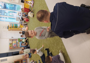 Dzieci przymierzają kajdanki