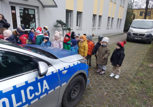 Dzieci z radiowozem policyjnym