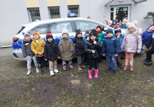 Dzieci pozują przy radiowozie