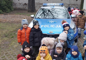 Dzieci z samochodem policji