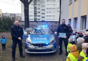 Policjanci z dyplomem wręczonym przez dzieci