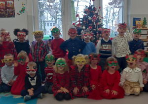 Dzieci pozują do zdjęcia przy choince